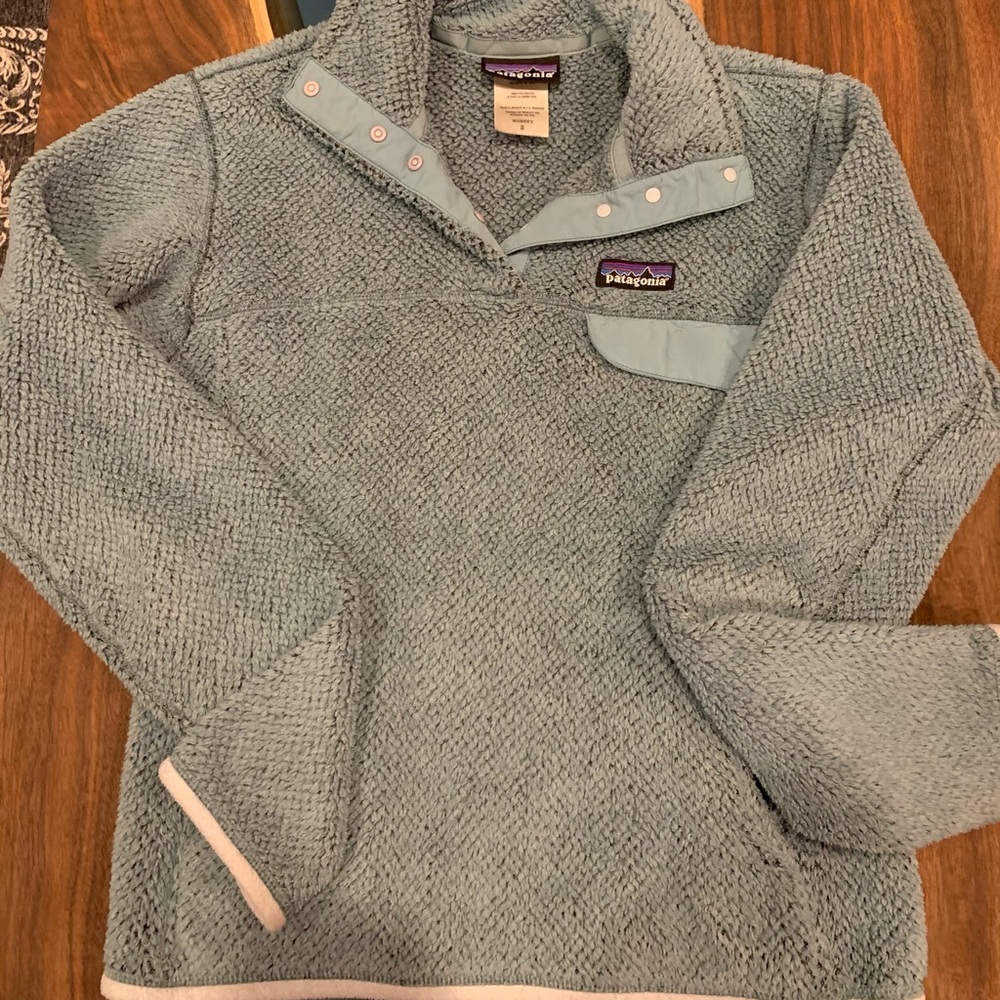 Women’s pategonia sweater.